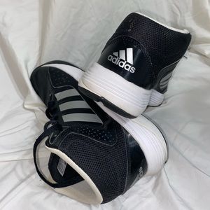 Women’s mid basketball shoes